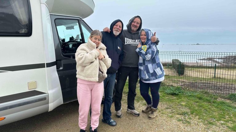 Camping en hiver sous la pluie : les touristes qui choisissent la Bretagne malgré tout