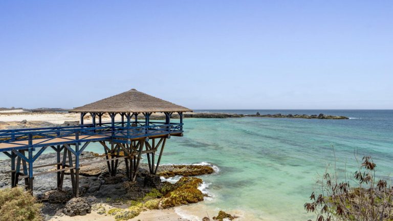 Plages de sable blanc, eau turquoise et villages colorés : découvrir le Cap-Vert