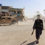 Le Pakistan attaque des camps « terroristes » à la frontière afghane, visant un groupe de l’EI.