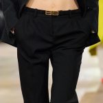 Le pantalon de costume fait son retour en version Y2K, un style audacieux et moderne.