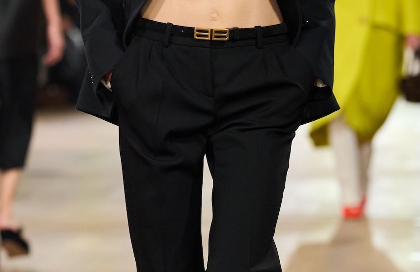 Le pantalon de costume fait son retour en version Y2K, un style audacieux et moderne.
