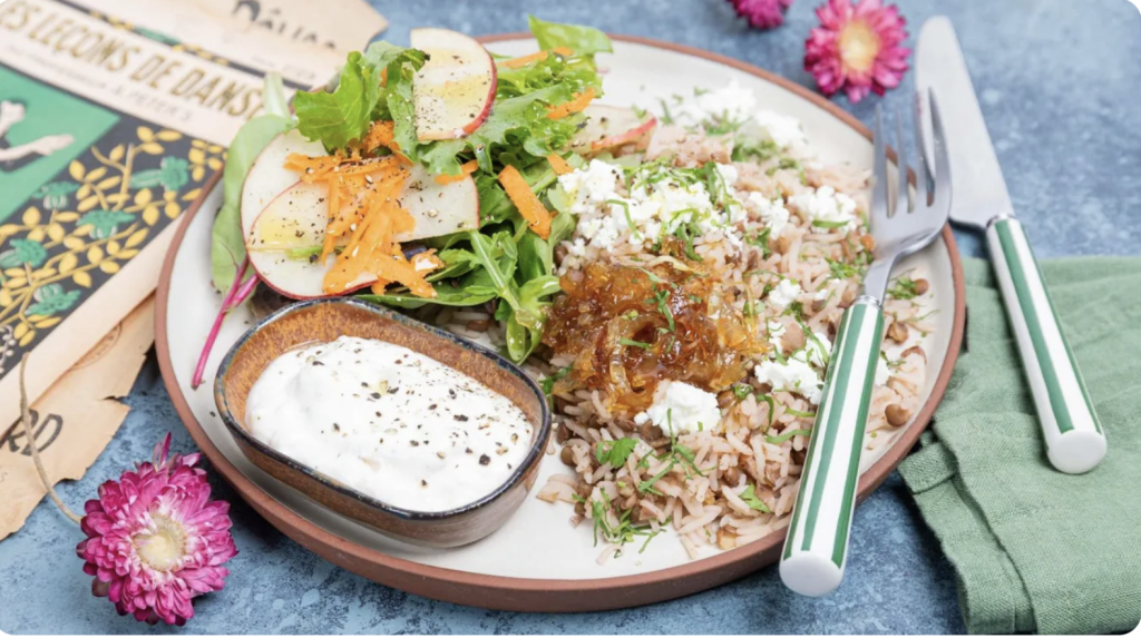 Mujaddara à la féta (riz à la libanaise), salade à la carotte et à la pomme