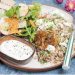 Mujaddara à la féta (riz à la libanaise), salade à la carotte et à la pomme