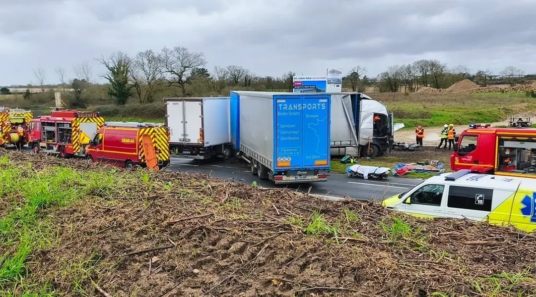 Quatre blessés dans une collision entre deux camions au sud de Nantes, circulation interrompue