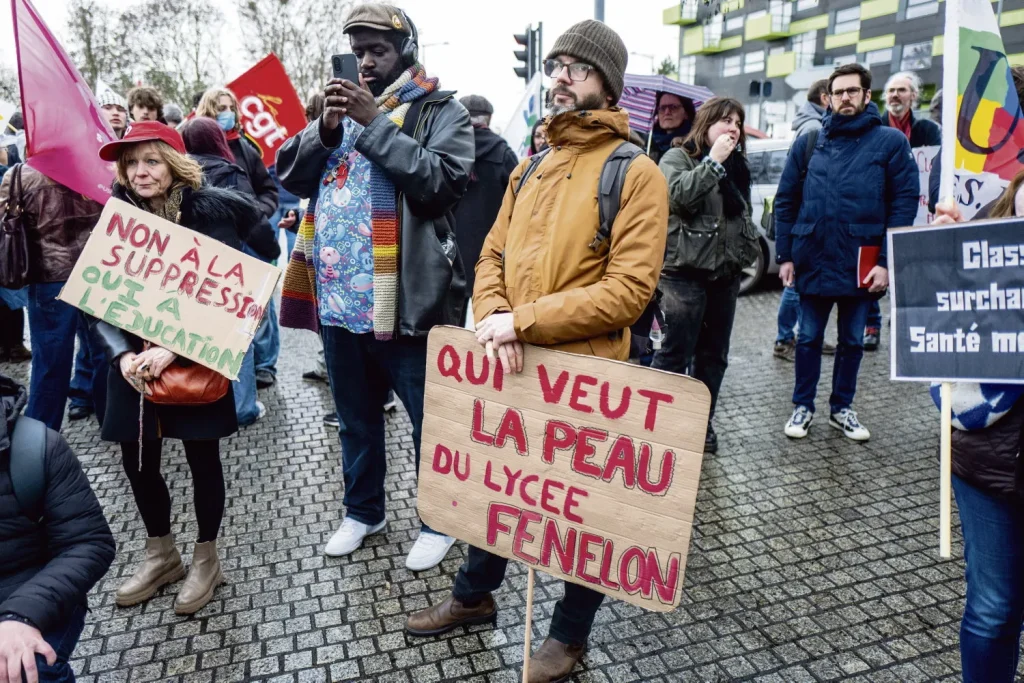 « Pour eux, l’éducation n’est pas une priorité » : lycéens et professeurs manifestent à Lille contre les suppressions de postes - L'Humanité