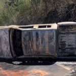 Une voiture accidentée prend feu dans le col de la Pirogue