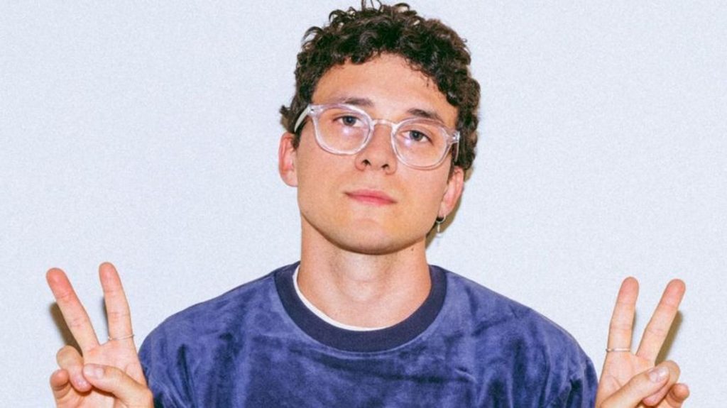 Louis Catellat : son regard sur le monde à travers le stand-up - RTBF Actus