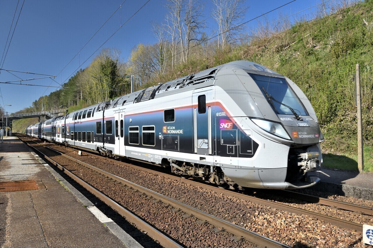 Un véhicule heurte un pont ferroviaire, perturbant la circulation des trains près de Rouen.