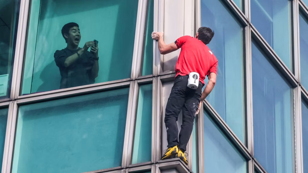 Alex Honnold réussit un défi d'escalade extrême à Taïwan.