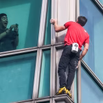 Alex Honnold réussit un défi d'escalade extrême à Taïwan.