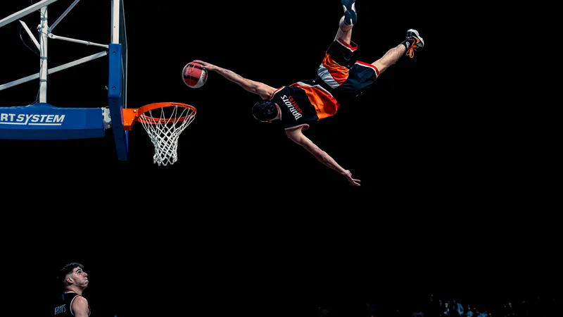 Des figures acrobatiques, intenses et rythmées... Les Barjots Dunkers plaisent à l'étranger
