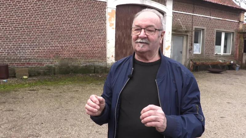 Christian Laporte, andrésien, nous raconte ses souvenirs d'enfance devant cette ancienne brasserie du village.