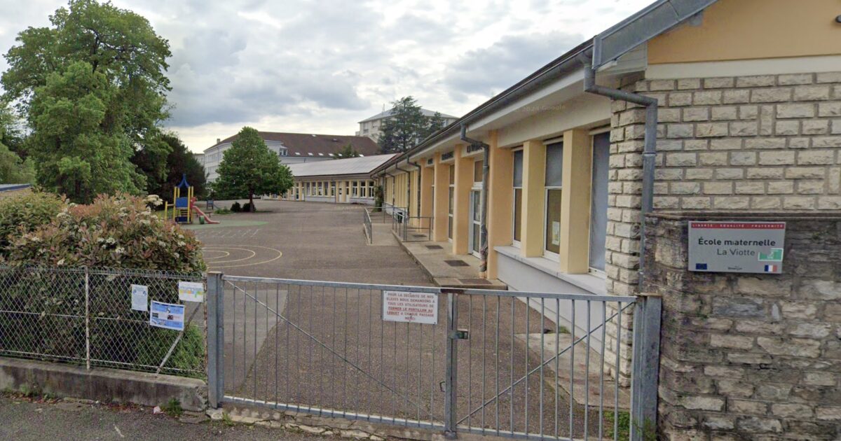 À Besançon, mobilisation des parents d'élèves de la maternelle Viotte contre la fermeture d'une classe.