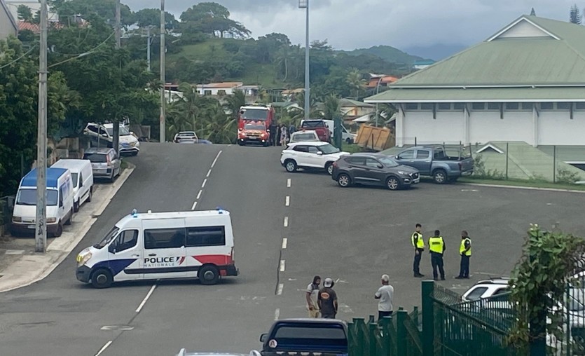 Un camion s'encastre dans une salle de sport à Rivière-Salée : un mort et des enfants évacués.