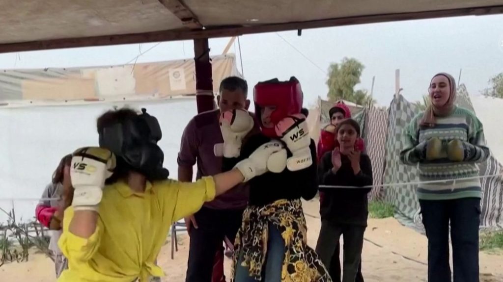 Gaza : la boxe comme outil de thérapie pour des jeunes filles palestiniennes