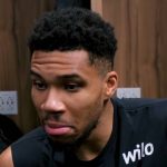 Giannis Antetokounmpo devant les journalistes