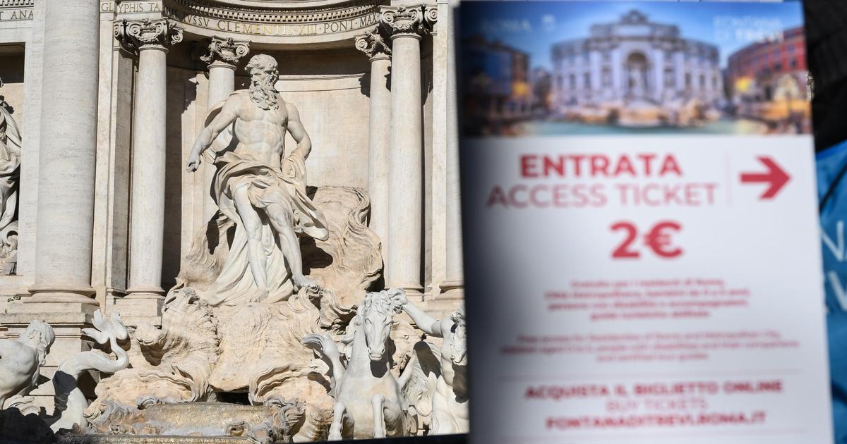 À Rome, la fontaine de Trevi impose un tarif pour contrer le surtourisme.