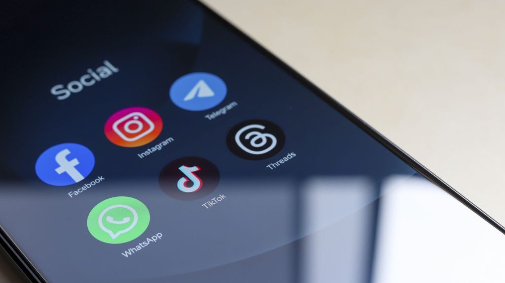 Le Kremlin annonce le blocage de WhatsApp en Russie, intensifiant la censure numérique.