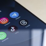 Le Kremlin annonce le blocage de WhatsApp en Russie, intensifiant la censure numérique.