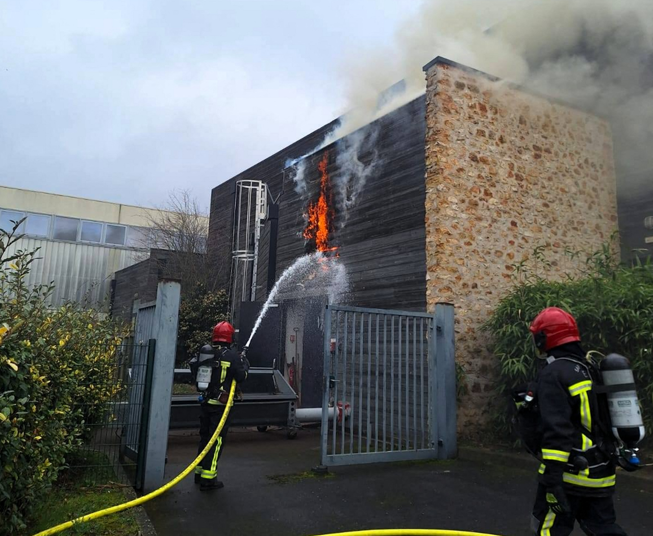 Essonne : un incendie se déclare dans une chaufferie communale au bois