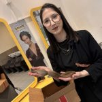 Une apprentie coiffeuse collecte des cheveux pour les victimes de Crans-Montana