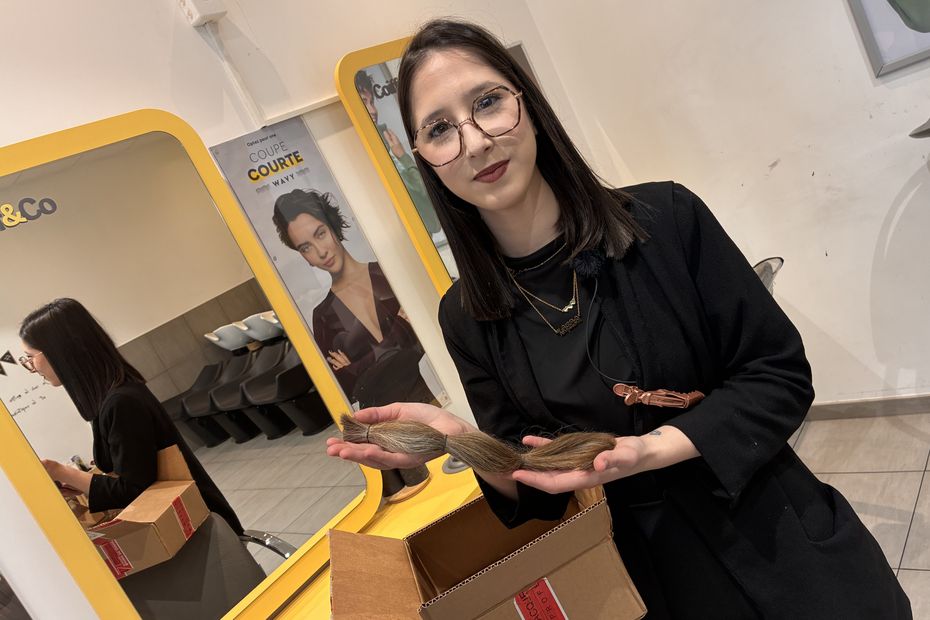 Une apprentie coiffeuse collecte des cheveux pour les victimes de Crans-Montana