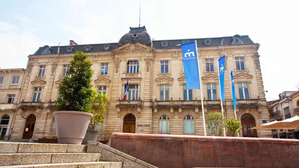 Deux mairies, deux histoires : le fil municipal de Mont-de-Marsan à travers les siècles