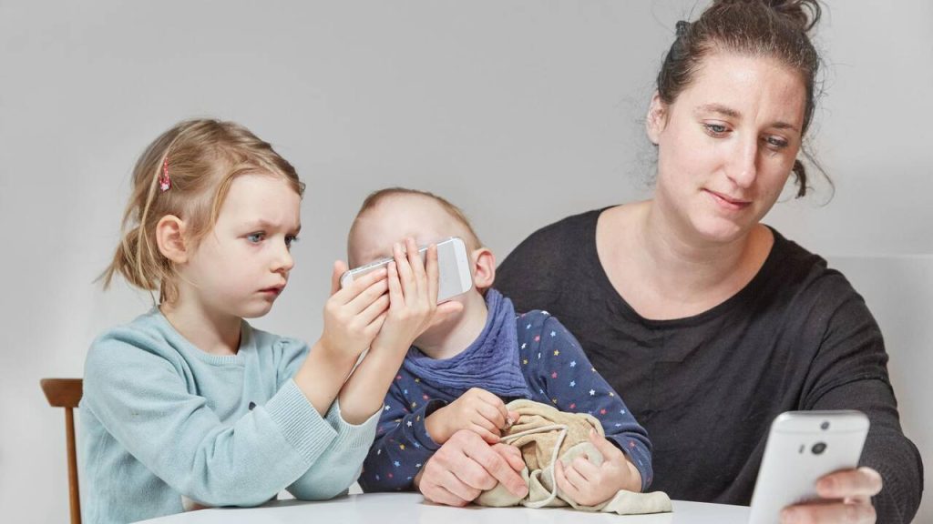 Les interdits face aux écrans : conseils pour une vie familiale apaisée