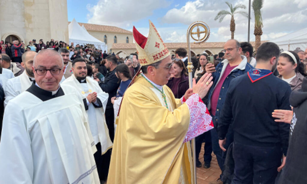 À la sortie de la messe, Mgr Iyad Twal, vicaire patriarcal latin de Jordanie, salue et bénit les fidèles de l’église catholique latine (9 janvier 2026).