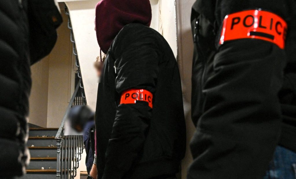 Toulouse. Réveillé en sursaut, il découvre la police dans sa chambre… et un voleur dans le salon