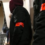 Toulouse. Réveillé en sursaut, il découvre la police dans sa chambre… et un voleur dans le salon