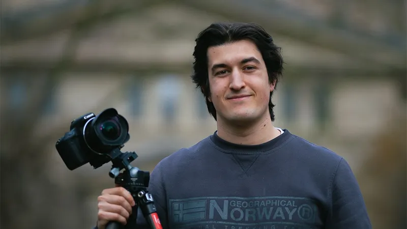 Pierre Suaud et son appareil photo.