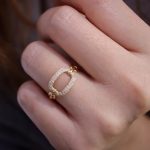 Un anneau ouvert en cuivre de conception unique, incrusté de pierres de zircone synthétiques, convient à un usage quotidien pour les femmes.