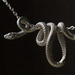 Un collier avec pendentif serpent unique et minimaliste, au design créatif, parfait pour être superposé et adapté à différents styles