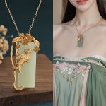 Collier pendentif rétro style chinois en métal doré, gravure fleurs et oiseaux, double pie et branche fleurie, pendentif imitation jade