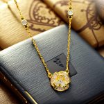 Bijoux Fins S, Collier Fleur Dorée Violette avec Pétales en Zirconium Synthétique, Chaîne Clavicule avec Pendentif Fleur Éblouissant, Collier Fleur Tridimensionnel Élégant et Stylé, Chaîne de Niche Design