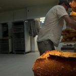 "Il reste 4 boulangers pour 23 communes" : pour sauver leurs commerces, ces collectivités mettent la main à la pâte