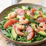 Salade de crevettes, pamplemousse rose et avocat : une recette saine et savoureuse