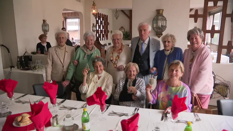 Micheline Deplanck entourée de ses proches pour fêter ses 100 ans.
