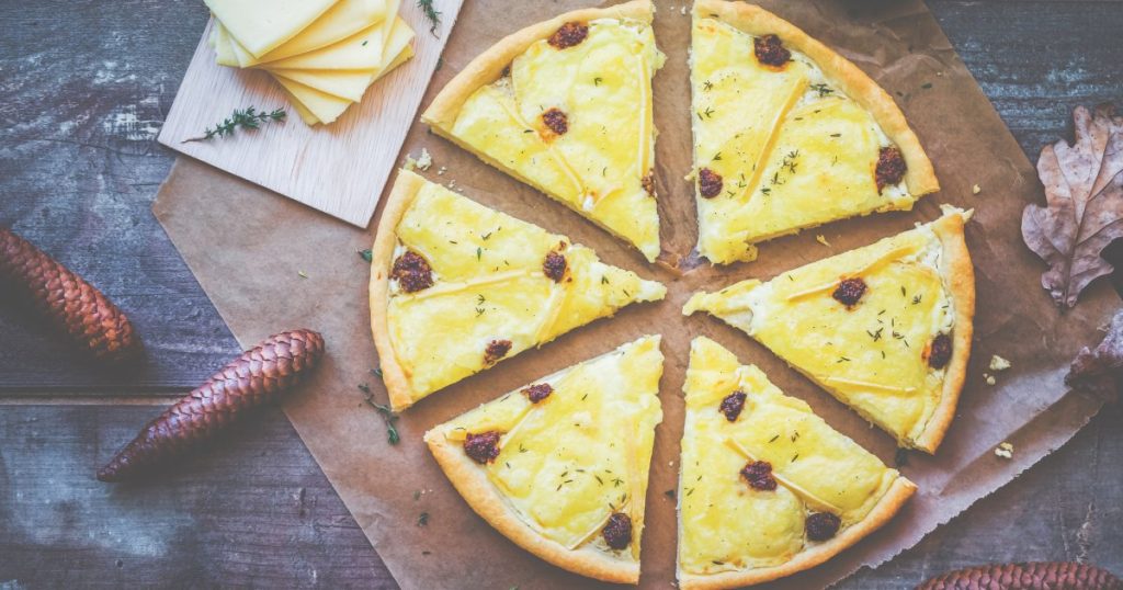 Tarte briochée au fromage à raclette : une recette idéale pour utiliser les restes