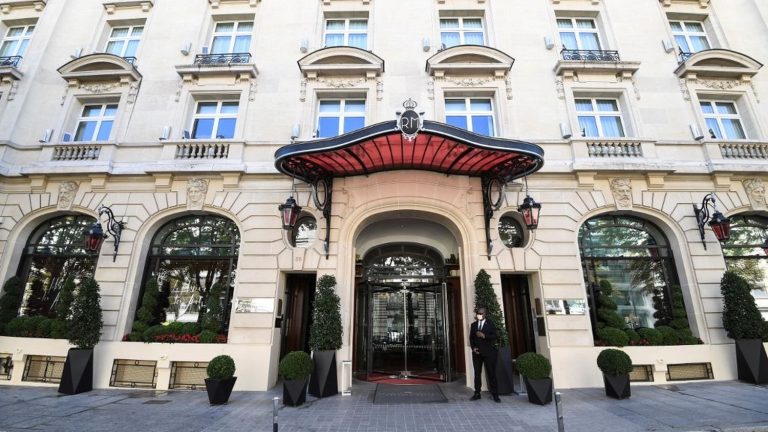 Une chambre de l'hôtel Royal Monceau à Paris cambriolée, des objets de luxe et de l'argent dérobés