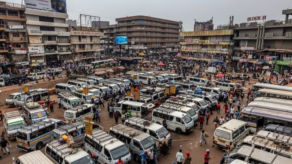 En Ouganda, deux femmes interpellées pour un baiser en public