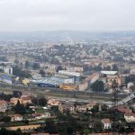 Deux incendies éclatent dans deux quartiers de la ville : un enfant retrouvé mort, une école touchée