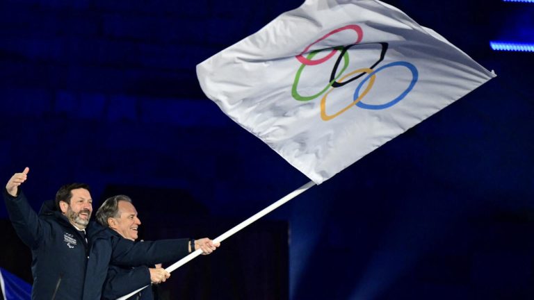 JO 2026 : le drapeau olympique remis aux Alpes françaises à la clôture des Jeux