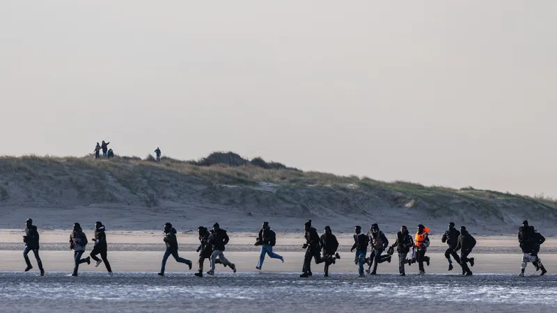 Des migrants courent vers la mer à Gravelines, le 3 mars 2026. Photo d'illustration.