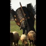 Des Syriens photographiés devant un missile non explosé après son crash