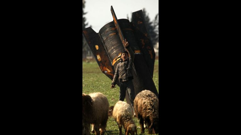 Des Syriens photographiés devant un missile non explosé après son crash