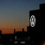 Volkswagen prévoit de supprimer 50 000 emplois en Allemagne d'ici 2030 pour renforcer sa rentabilité.