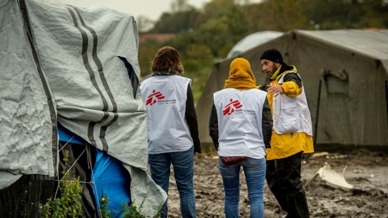 Médecins sans frontières dépose plainte contre un groupe d'extrême droite britannique après l'agression d'une de ses équipes dans le Nord
