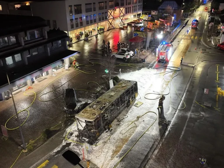Incendie de car en Suisse : au moins six morts, enquête sur un acte volontaire et appel à témoins